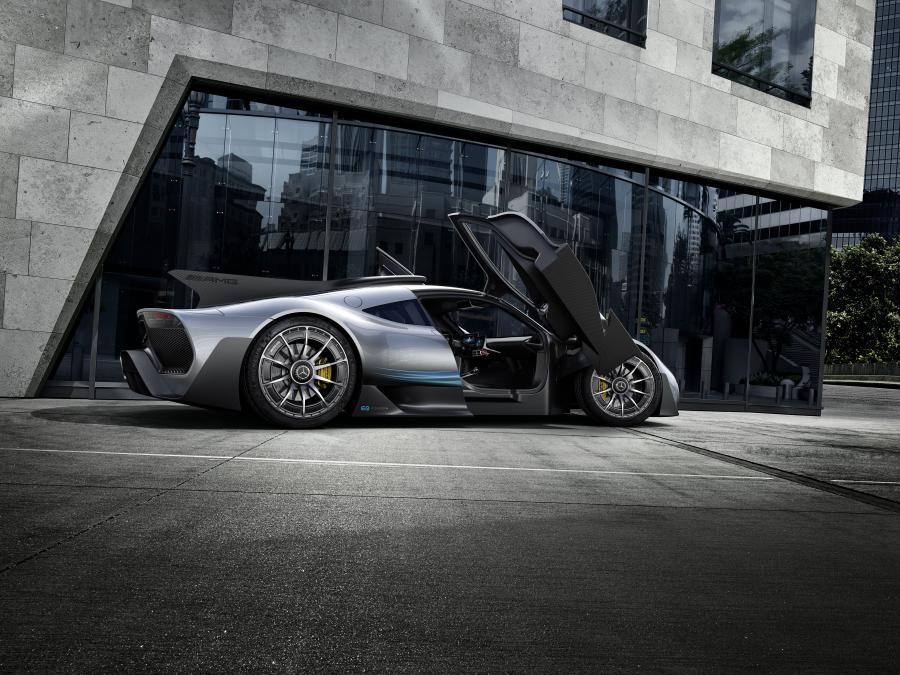  Mercedes-AMG Project ONE 2017 года  (фото 7 из 28)